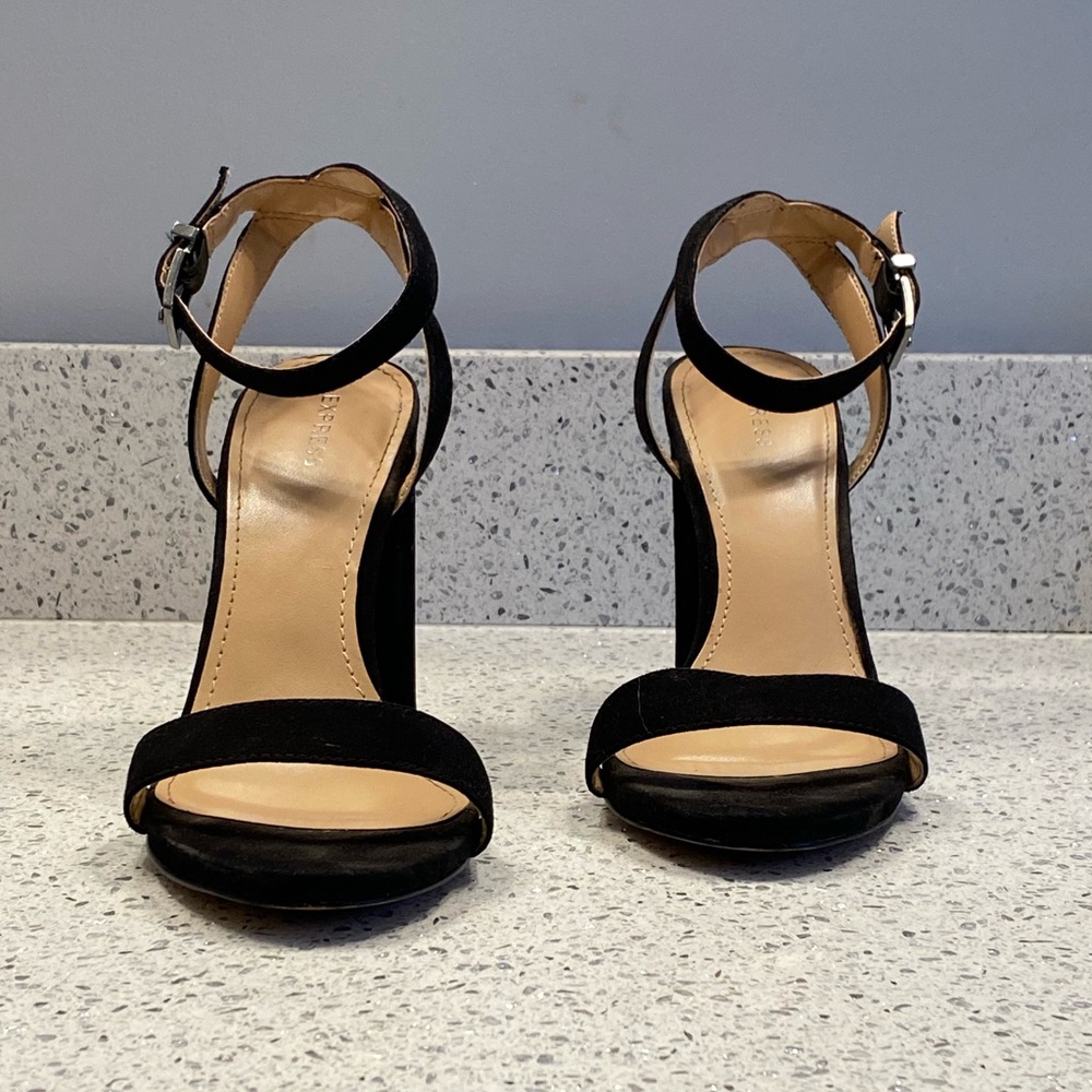 Express. Size 8. 🖤